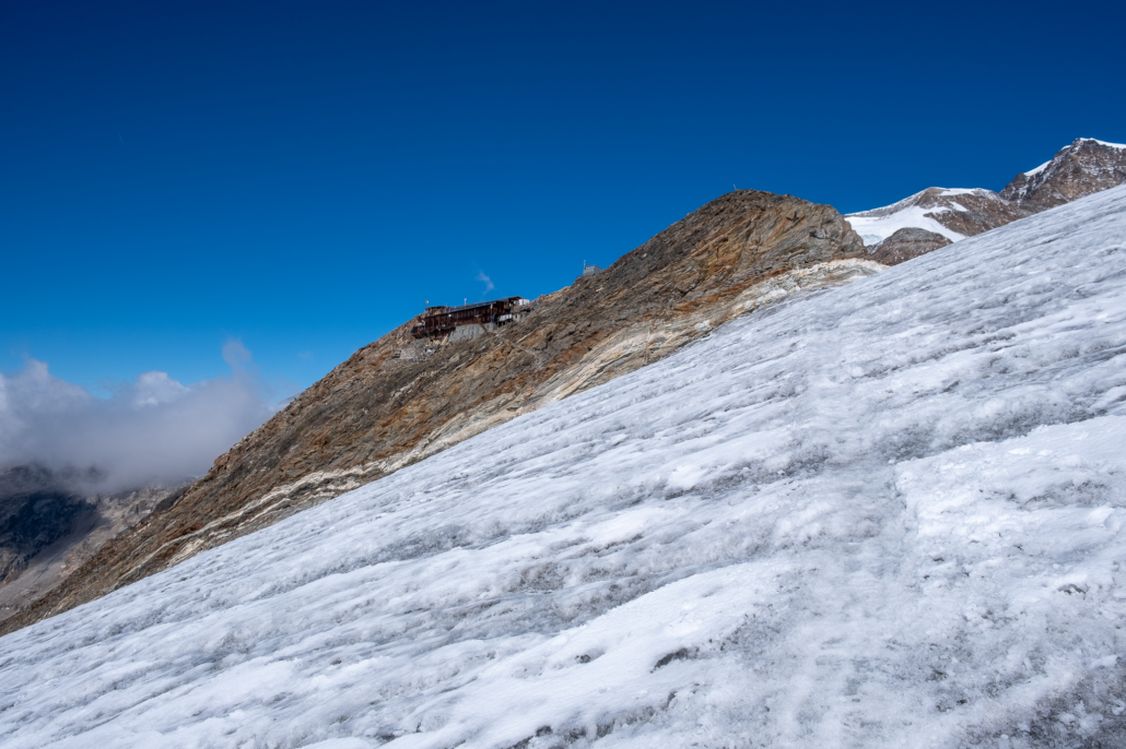 The track on the glacier leading behind the hut