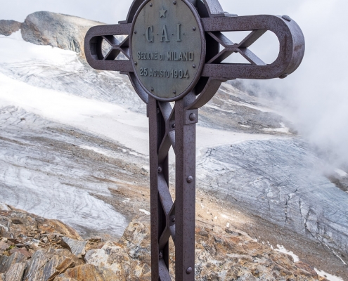 Croce di ferro, alle spalle il ghiacciaio dell'Indren