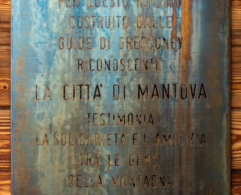 La targa che ricorda la data dell'inaugurazione del rifugio, il 2 settembre 1984